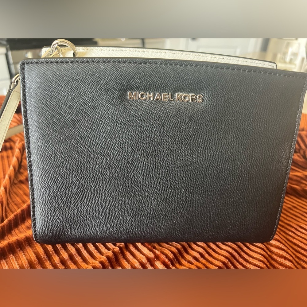 Michael Kors Selma Saffiano Leather Mini Messenger Bag In Black And White - Picture 3 of 10